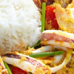 ข้าวราดผัดกะหรี่ปลาหมึก