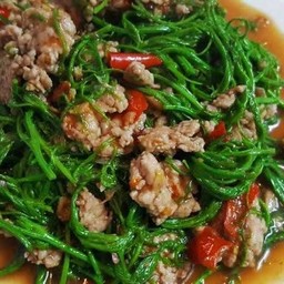 ชะอมหมูสับผัดพริกสด
