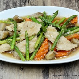 ไก่ผัดหน่อไม้ฝรั่ง