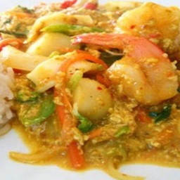 ข้าวราดผัดผงกะหรี่ทะเล