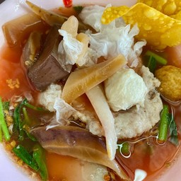 ก๋วยเตี๋ยวเย็นตาโฟพิเศษปลาหมึกกรอบ