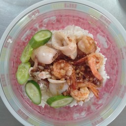 ทะเลทอดกระเทียม ราดข้าว