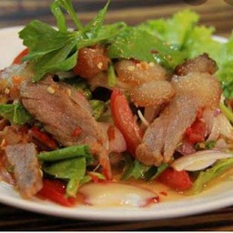 ยำคอหมูย่าง