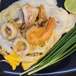 ผัดไทยทะเลห่อไข่
