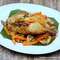 ไก่ย่างครึ่งตัวราดซอส