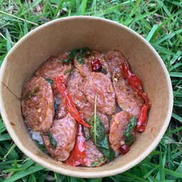 ผัดกะเพราแหนมเชียงใหม่เปรี้ยวๆ ราดข้าวร้อนๆ