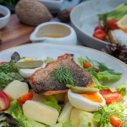 ปลาแซลม่อนย่างหนังกรอบ ทานกับมันฝรั่งเข้ากันดีมาก 