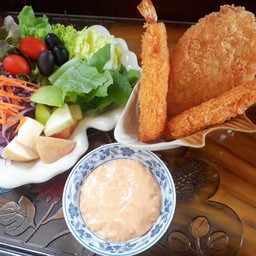 สลัดปลา-กุ้งทอด