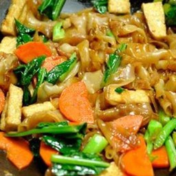 เส้นใหญ่ ผัดซีอิ้วเต้าหู้แผ่นมังสวิรัติ