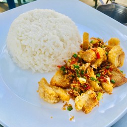 ข้าวหมูกรอบทอดคั่วพริก