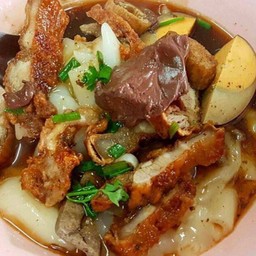 ก๋วยจั๊บ กากหมูเจียว บางรัก