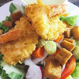 สลัดกุ้งชุบแป้งทอด  Fried prawn & mixed green salad