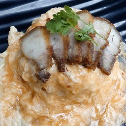 ข้าวราดไข่ข้นหมูกรอบ