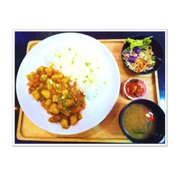 ชุดข้าวแกงกระหรี่ ไก่คาราอาเกะ (รวมชุด SET ซุปมิโซะ + สลัดผัก + กิมจิ)