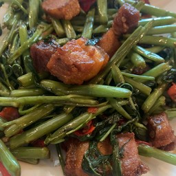 ผักบุ้งไฟแดงหมูกรอบ ราดข้าว