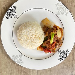 เนื้อตุ๋นผัดพริกเผาราดข้าว