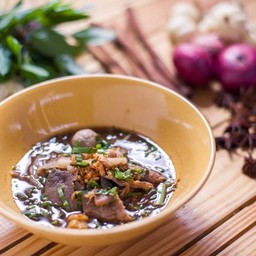 ก๋วยเตี๋ยวเนื้อน้ำตกธรรมดา