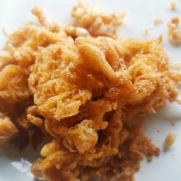 เส้นใหญ่ห่อไข่ราดหน้าทะเล