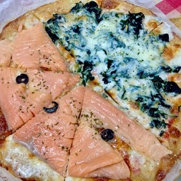 พิซซ่าคีโต 2 หน้า แซลมอนรมควัน และผักโขมอบชีส (ใหญ่ 12นิ้ว 8ชิ้น)