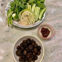 เมนูพิเศษ เห็ดถอบต้มกับเเจ่วข่า ฟรีผักสด แค่140฿ ช่วงนี้สั่งมาทานบ้านได้ด้วยนะคะ