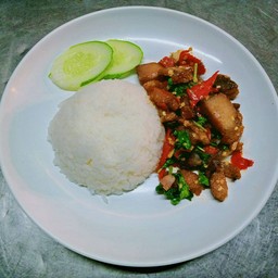 กระเพราหมูกรอบราดข้าว