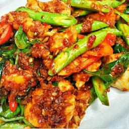 ผัดพริกแกงไก่ราดข้าว