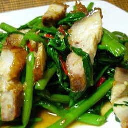 ผักบุ้งหมูกรอบ