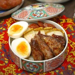 ข้าวหมูกรอบ หมูแดงอบน้ำผึ้ง กุนเชียง ไข่