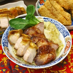 บะหมี่เกี๊ยวกุ้ง หมูกรอบ หมูแดงอบน้ำผึ้ง