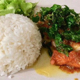 ข้าวไก่กรอบซอสกระเพรา