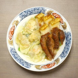 เกี๊ยวกุ้ง หมูกรอบ หมูแดงอบน้ำผึ้ง