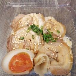 ข้าวหน้าหมูชาชู Pork chow with rice