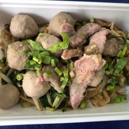 ก๋วยเตี๋ยวแชมป์ เจ้ปอง หมู - เนื้อ น้ำตก ท้ายซอย อินทามระ51
