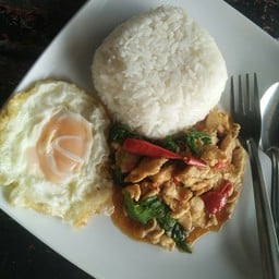 ข้าวผัดกระเพราไก่