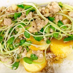 D ข้าวราดต้นอ่อนทานตะวันเต้าหู้ หมูสับ