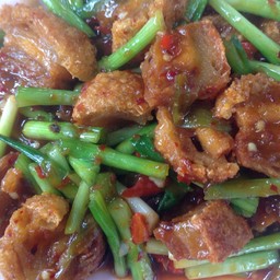 หมูกรอบผัดพรีกเผา