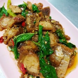 กะเพราหมูกรอบ