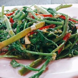 ผัดผักกระเฉดไฟแดง