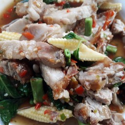 กระเพราหมูกรอบ