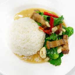 D ข้าวราดแขนง หมูกรอบ