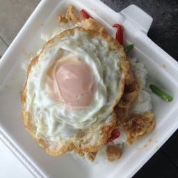 ข้าวผัดกระเพราลาดข้าว
