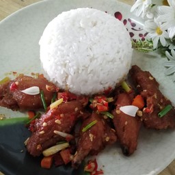 ข้าวปีกไก่กรอบผัดพริกเกลือ