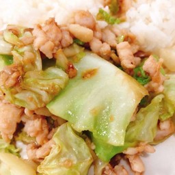 ข้าวราดกระหลํ่าปีผัดนํ้าปลาใส่ไก่สับ