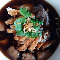 ก๋วยเตี๋ยวไก่ทอด-น้ำ