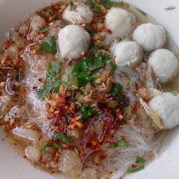 ก๋วยเตี๋ยว ลูกชิ้นหมู