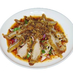 [อร่อยซ่ากับโค้ก] ยำยั่วคอหมูทอด +  โค้ก ไม่มีน้ำตาล (กระป๋อง) 