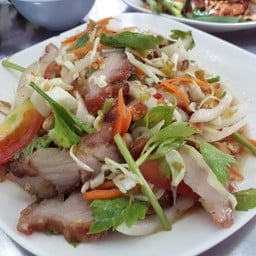 ยำคอหมูย่าง