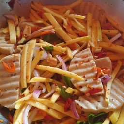 ยำมะม่วงหมูยอ