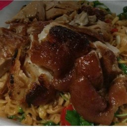 กระเพราไข่เหยี่ยวม้าขาหมูราดข้าว