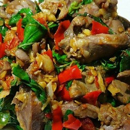 กระเพราเครื่องในไก่